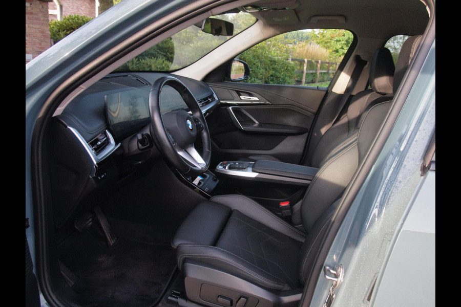 BMW X1 sDrive18i | NIEUW MODEL | Trekhaak | 19Inch | Sportstoelen met geheugen | Sfeerverlichting | Camera | Leer |