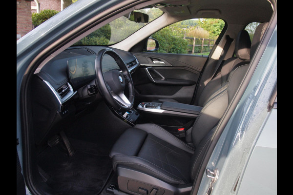BMW X1 sDrive18i | NIEUW MODEL | Trekhaak | 19Inch | Sportstoelen met geheugen | Sfeerverlichting | Camera | Leer |