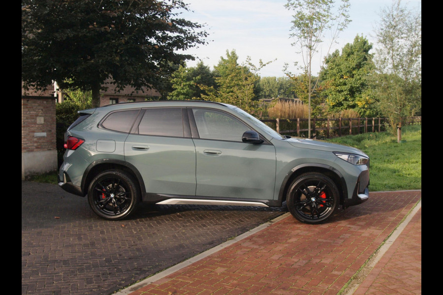 BMW X1 sDrive18i | NIEUW MODEL | Trekhaak | 19Inch | Sportstoelen met geheugen | Sfeerverlichting | Camera | Leer |