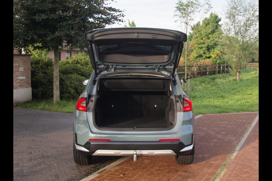 BMW X1 sDrive18i | NIEUW MODEL | Trekhaak | 19Inch | Sportstoelen met geheugen | Sfeerverlichting | Camera | Leer |