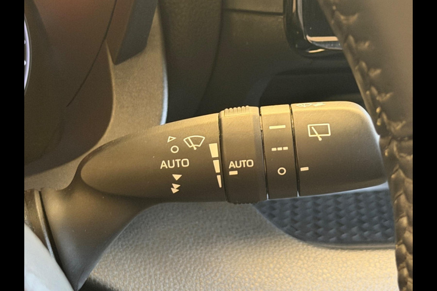 Toyota Yaris 1.5 HYBRID BI-TONE GARANTIE TOT 03-2033! . ADAPTIEVE CRUISE CONTROL . APPLE CARPLAY & ANDRIOD AUTO . SLECHTS 35.000km!