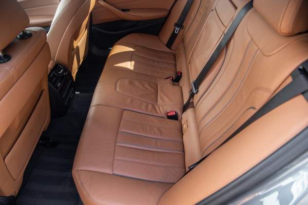 BMW 5 Serie Touring 530e Business Edition Plus / Pano / Trekhaak