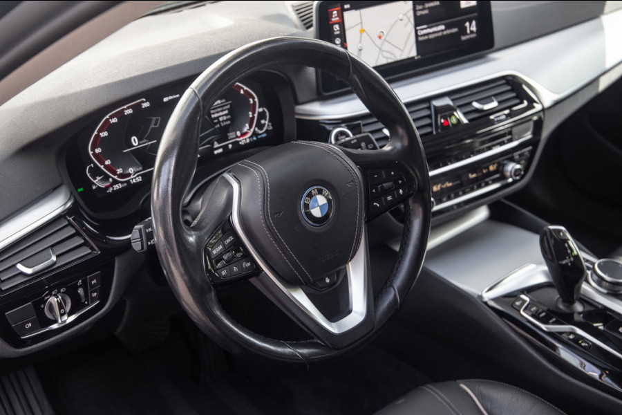 BMW 5 Serie Touring 530e High Executive / SOH 89% / Pano / Keyless / Gordijnen