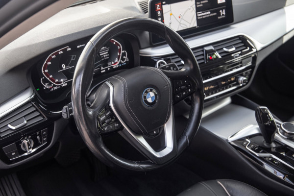 BMW 5 Serie Touring 530e High Executive / SOH 89% / Pano / Keyless / Gordijnen