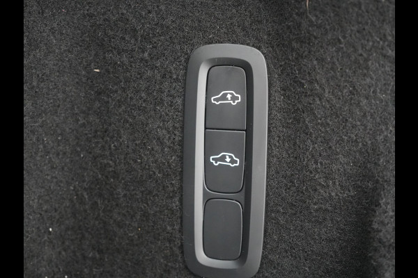 Volvo XC60 Recharge T8 AWD R-Design PHEV 391pk Dealer O.H. | Panodak | Luchtvering | Head Up | Camera | Harman & Kardon | Lederen Sportstoelen Memory & Verwarmd | 21"L.M | Apple Carplay | Keyless | Blis | Virtual | Navigatie | DAB | Plug In Hybrid