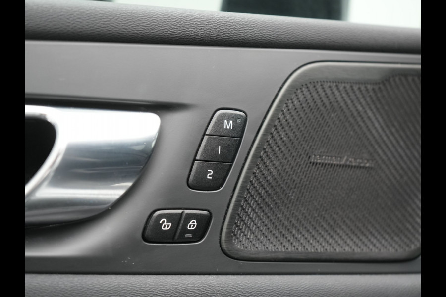 Volvo XC60 Recharge T8 AWD R-Design PHEV 391pk Dealer O.H. | Panodak | Luchtvering | Head Up | Camera | Harman & Kardon | Lederen Sportstoelen Memory & Verwarmd | 21"L.M | Apple Carplay | Keyless | Blis | Virtual | Navigatie | DAB | Plug In Hybrid
