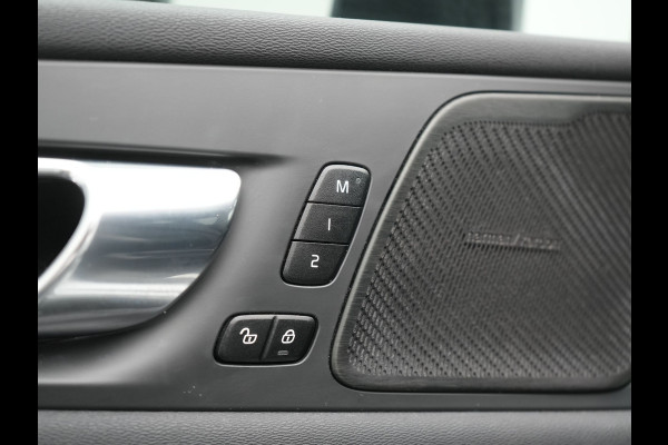 Volvo XC60 Recharge T8 AWD R-Design PHEV 391pk Dealer O.H. | Panodak | Luchtvering | Head Up | Camera | Harman & Kardon | Lederen Sportstoelen Memory & Verwarmd | 21"L.M | Apple Carplay | Keyless | Blis | Virtual | Navigatie | DAB | Plug In Hybrid