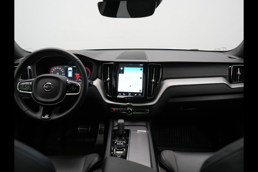 Volvo XC60 Recharge T8 AWD R-Design PHEV 391pk Dealer O.H. | Panodak | Luchtvering | Head Up | Camera | Harman & Kardon | Lederen Sportstoelen Memory & Verwarmd | 21"L.M | Apple Carplay | Keyless | Blis | Virtual | Navigatie | DAB | Plug In Hybrid