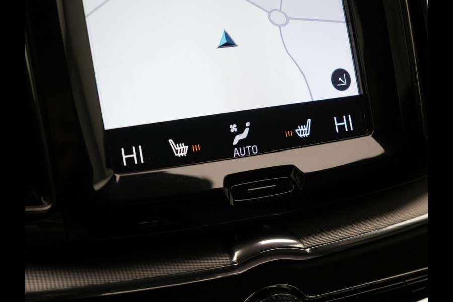 Volvo XC60 Recharge T8 AWD R-Design PHEV 391pk Dealer O.H. | Panodak | Luchtvering | Head Up | Camera | Harman & Kardon | Lederen Sportstoelen Memory & Verwarmd | 21"L.M | Apple Carplay | Keyless | Blis | Virtual | Navigatie | DAB | Plug In Hybrid
