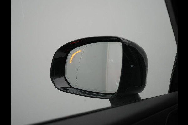 Volvo XC60 Recharge T8 AWD R-Design PHEV 391pk Dealer O.H. | Panodak | Luchtvering | Head Up | Camera | Harman & Kardon | Lederen Sportstoelen Memory & Verwarmd | 21"L.M | Apple Carplay | Keyless | Blis | Virtual | Navigatie | DAB | Plug In Hybrid