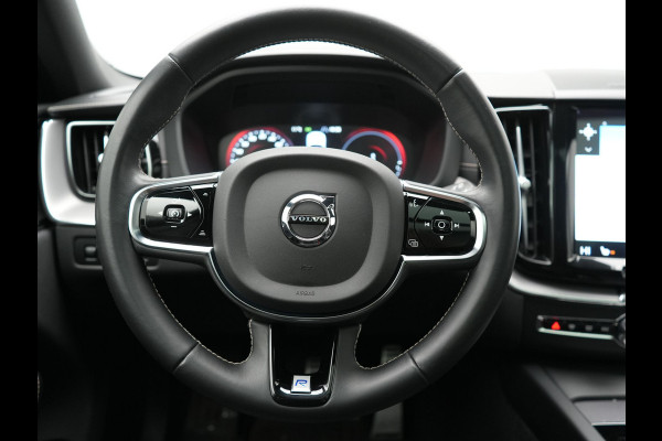 Volvo XC60 Recharge T8 AWD R-Design PHEV 391pk Dealer O.H. | Panodak | Luchtvering | Head Up | Camera | Harman & Kardon | Lederen Sportstoelen Memory & Verwarmd | 21"L.M | Apple Carplay | Keyless | Blis | Virtual | Navigatie | DAB | Plug In Hybrid