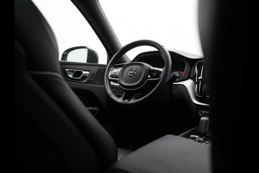 Volvo XC60 Recharge T8 AWD R-Design PHEV 391pk Dealer O.H. | Panodak | Luchtvering | Head Up | Camera | Harman & Kardon | Lederen Sportstoelen Memory & Verwarmd | 21"L.M | Apple Carplay | Keyless | Blis | Virtual | Navigatie | DAB | Plug In Hybrid