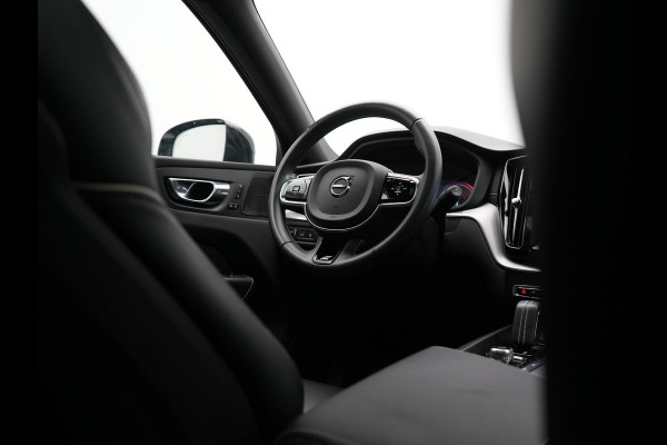 Volvo XC60 Recharge T8 AWD R-Design PHEV 391pk Dealer O.H. | Panodak | Luchtvering | Head Up | Camera | Harman & Kardon | Lederen Sportstoelen Memory & Verwarmd | 21"L.M | Apple Carplay | Keyless | Blis | Virtual | Navigatie | DAB | Plug In Hybrid