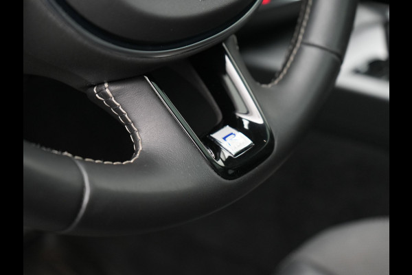 Volvo XC60 Recharge T8 AWD R-Design PHEV 391pk Dealer O.H. | Panodak | Luchtvering | Head Up | Camera | Harman & Kardon | Lederen Sportstoelen Memory & Verwarmd | 21"L.M | Apple Carplay | Keyless | Blis | Virtual | Navigatie | DAB | Plug In Hybrid