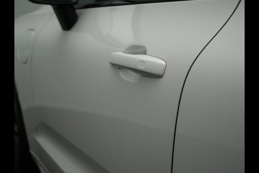 Volvo XC60 Recharge T8 AWD R-Design PHEV 391pk Dealer O.H. | Panodak | Luchtvering | Head Up | Camera | Harman & Kardon | Lederen Sportstoelen Memory & Verwarmd | 21"L.M | Apple Carplay | Keyless | Blis | Virtual | Navigatie | DAB | Plug In Hybrid