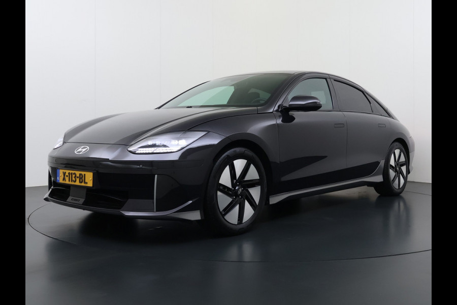 Hyundai IONIQ 6 77.4kWh 229PK Trekhaak SOH 100% Warmtepomp Adap.Cruise Head-Up Stoel+Achterbank+Stuur Verwarming Camera Navi Pdc Apple Carplay A Elek. Achterklep Privacy Glas Lmv Led Lane Assist 1.500KG Trekgewicht 1e Eigenaar Origineel Nederlandse Auto