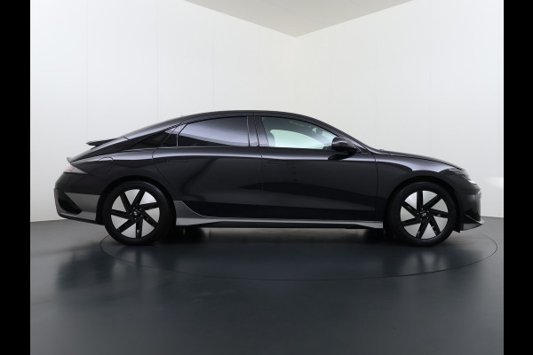 Hyundai IONIQ 6 77.4kWh 229PK Trekhaak SOH 100% Warmtepomp Adap.Cruise Head-Up Stoel+Achterbank+Stuur Verwarming Camera Navi Pdc Apple Carplay A Elek. Achterklep Privacy Glas Lmv Led Lane Assist 1.500KG Trekgewicht 1e Eigenaar Origineel Nederlandse Auto
