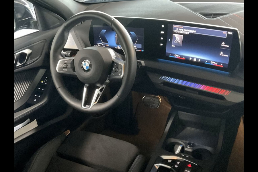 BMW 1-serie 120 M-SPORT ** LED, PANORAMA, 19-inch LMV, ACC, M-ONDERST, EL. A-KLEP ** 1e EIG - Ex BMW-AG ** ** INFORMEER OOK NAAR ONZE AANTREKKELIJKE FINANCIAL-LEASE TARIEVEN **