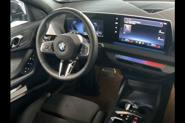 BMW 1-serie 120 M-SPORT ** LED, PANORAMA, 19-inch LMV, ACC, M-ONDERST, EL. A-KLEP ** 1e EIG - Ex BMW-AG ** ** INFORMEER OOK NAAR ONZE AANTREKKELIJKE FINANCIAL-LEASE TARIEVEN **
