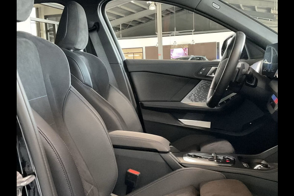 BMW 1-serie 120 M-SPORT ** LED, PANORAMA, 19-inch LMV, ACC, M-ONDERST, EL. A-KLEP ** 1e EIG - Ex BMW-AG ** ** INFORMEER OOK NAAR ONZE AANTREKKELIJKE FINANCIAL-LEASE TARIEVEN **