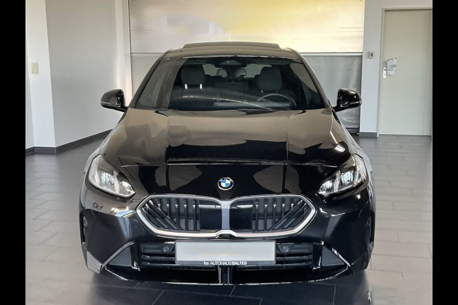 BMW 1-serie 120 M-SPORT ** LED, PANORAMA, 19-inch LMV, ACC, M-ONDERST, EL. A-KLEP ** 1e EIG - Ex BMW-AG ** ** INFORMEER OOK NAAR ONZE AANTREKKELIJKE FINANCIAL-LEASE TARIEVEN **