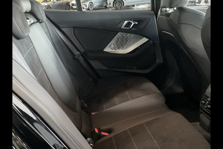 BMW 1-serie 120 M-SPORT ** LED, PANORAMA, 19-inch LMV, ACC, M-ONDERST, EL. A-KLEP ** 1e EIG - Ex BMW-AG ** ** INFORMEER OOK NAAR ONZE AANTREKKELIJKE FINANCIAL-LEASE TARIEVEN **