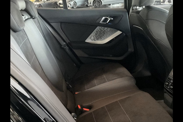 BMW 1-serie 120 M-SPORT ** LED, PANORAMA, 19-inch LMV, ACC, M-ONDERST, EL. A-KLEP ** 1e EIG - Ex BMW-AG ** ** INFORMEER OOK NAAR ONZE AANTREKKELIJKE FINANCIAL-LEASE TARIEVEN **