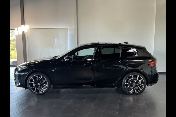 BMW 1-serie 120 M-SPORT ** LED, PANORAMA, 19-inch LMV, ACC, M-ONDERST, EL. A-KLEP ** 1e EIG - Ex BMW-AG ** ** INFORMEER OOK NAAR ONZE AANTREKKELIJKE FINANCIAL-LEASE TARIEVEN **