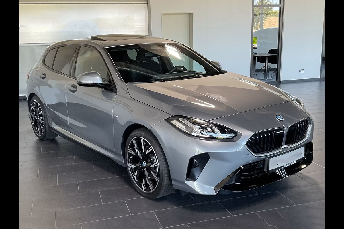 BMW 1-serie 120 M-SPORT ** LED, TREKH, PANORAMA, 19-inch LMV, ACC, M-ONDERST, EL. A-KLEP ** 1e EIG - Ex BMW-AG ** ** INFORMEER OOK NAAR ONZE AANTREKKELIJKE FINANCIAL-LEASE TARIEVEN **