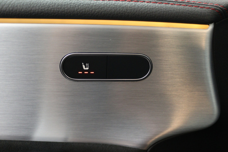Mercedes-Benz CLA-Klasse 180 Business Solution AMG (PANORAMADAK, STOELVERWARMING, SFEERVERLICHTING)
