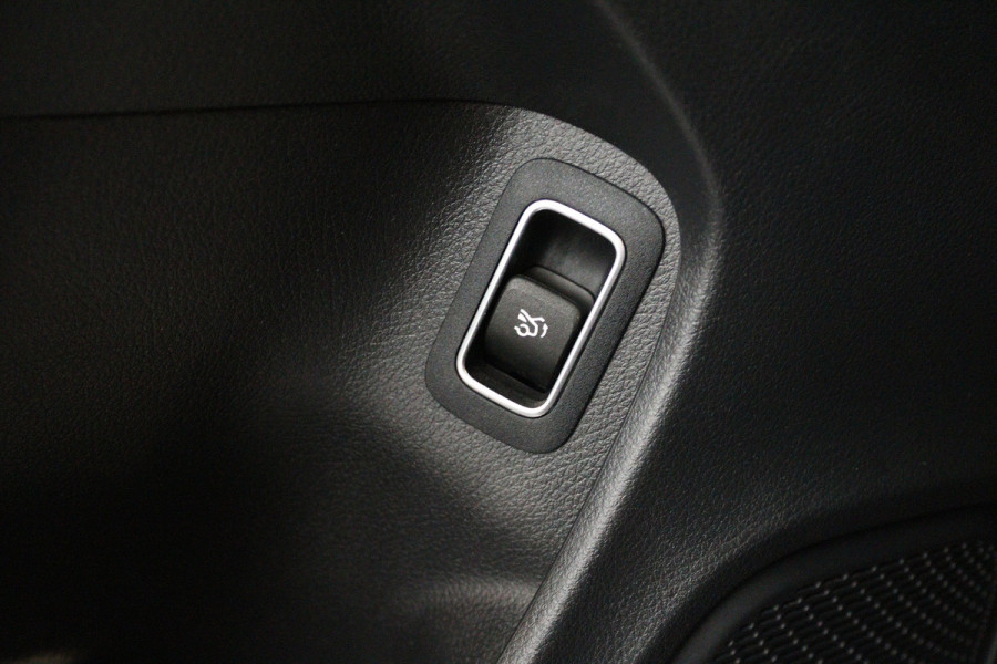 Mercedes-Benz CLA-Klasse 180 Business Solution AMG (PANORAMADAK, STOELVERWARMING, SFEERVERLICHTING)