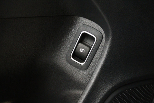 Mercedes-Benz CLA-Klasse 180 Business Solution AMG (PANORAMADAK, STOELVERWARMING, SFEERVERLICHTING)