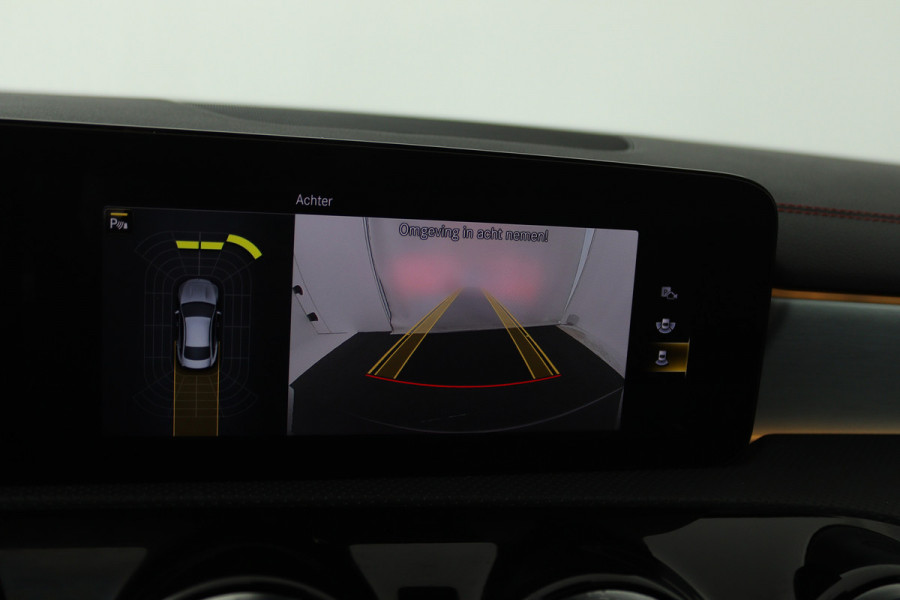 Mercedes-Benz CLA-Klasse 180 Business Solution AMG (PANORAMADAK, STOELVERWARMING, SFEERVERLICHTING)