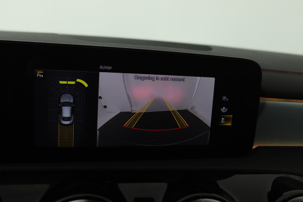 Mercedes-Benz CLA-Klasse 180 Business Solution AMG (PANORAMADAK, STOELVERWARMING, SFEERVERLICHTING)