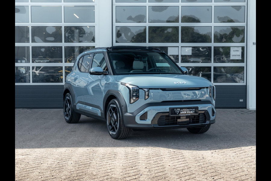 Kia EV2 GT-Line 61 kWh | 5p. | Actieprijs* | Navi. | Clima. | Adapt. Cruise. | Stoel&Stuur Verwarming | Dakrails | 15L Frunk | Harman Kardon | Glazen Kanteldak | Vegan Lederen Stoelbekleding 'GT-Line' | Slimme Parkeerassistentie | Dodehoekcamera