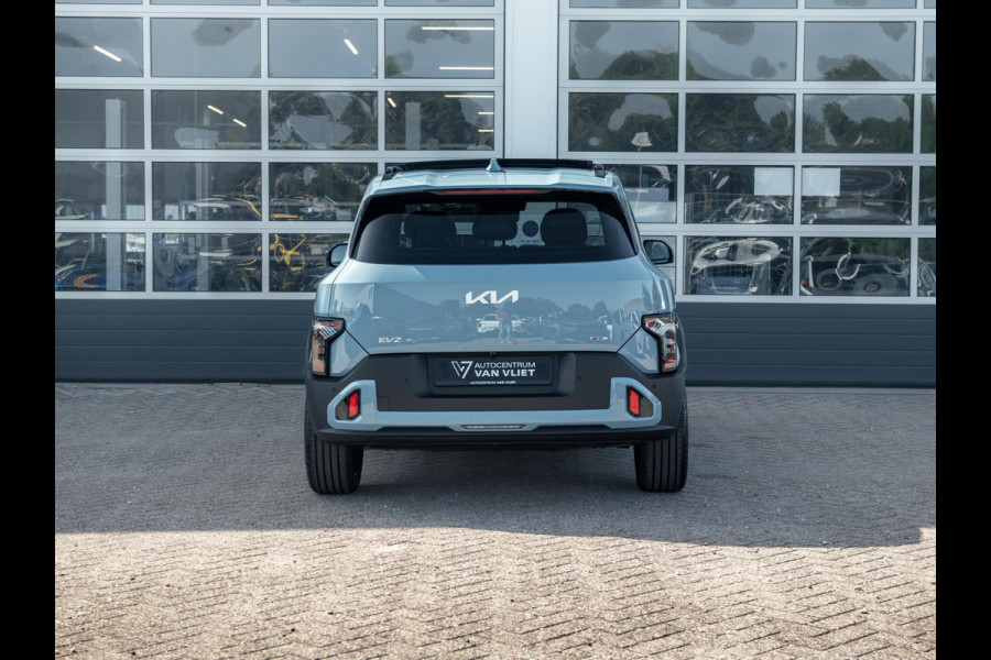 Kia EV2 GT-Line 61 kWh | 5p. | Actieprijs* | Navi. | Clima. | Adapt. Cruise. | Stoel&Stuur Verwarming | Dakrails | 15L Frunk | Harman Kardon | Glazen Kanteldak | Vegan Lederen Stoelbekleding 'GT-Line' | Slimme Parkeerassistentie | Dodehoekcamera