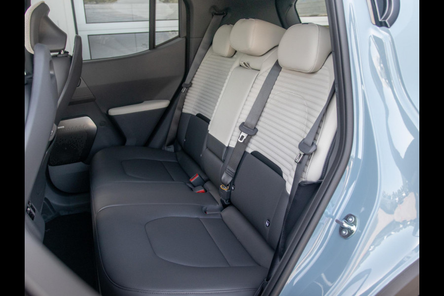 Kia EV2 GT-Line 61 kWh | 5p. | Actieprijs* | Navi. | Clima. | Adapt. Cruise. | Stoel&Stuur Verwarming | Dakrails | 15L Frunk | Harman Kardon | Glazen Kanteldak | Vegan Lederen Stoelbekleding 'GT-Line' | Slimme Parkeerassistentie | Dodehoekcamera