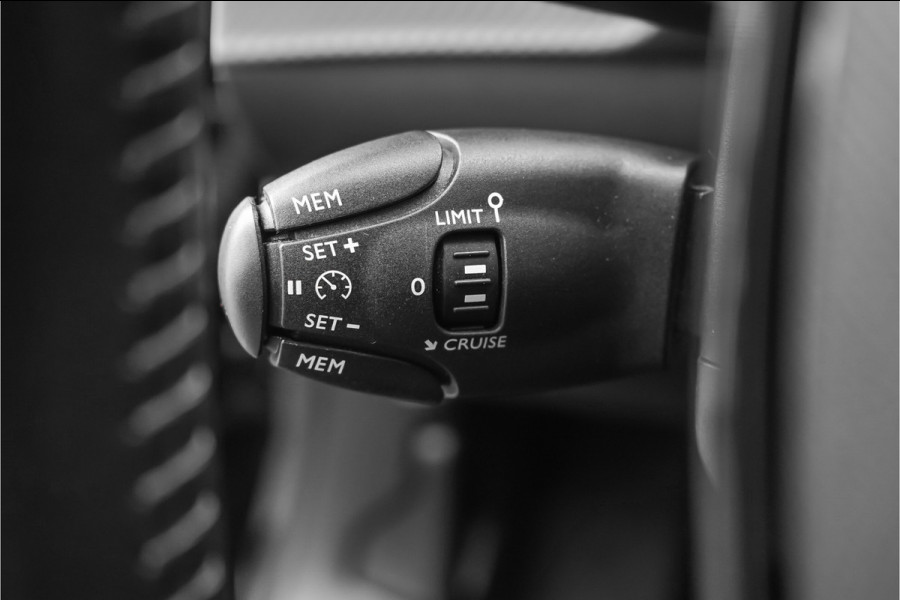 Peugeot e-2008 EV Active 50 kWh Climate Stoelverw Camera