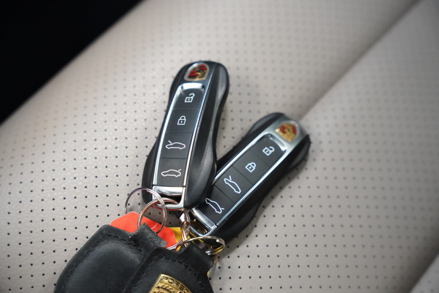 Porsche Taycan Performance 84 kWh ACC Panoramadak Leder Memory Seats