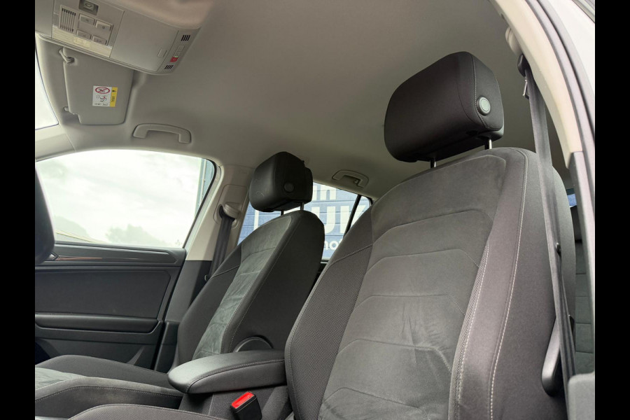 Volkswagen Tiguan 1.5 TSI ACT R-LINE AUTOMAAT Trekhaak Head UP display Navigatie Automatische Airco LMV Adaptief Cruise control