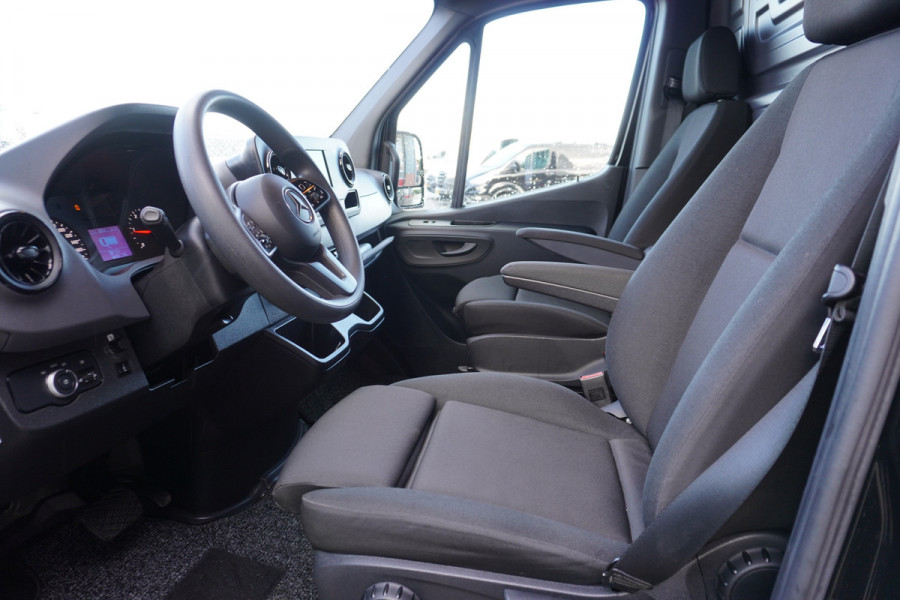 Mercedes-Benz Sprinter 317 CDI 170pk L3H2 RWD 3500kg Automaat Trekhaak met oprijschans/ NR. V094 | Omvormer  /Elekr.Dakventilator / Geveerde stoel