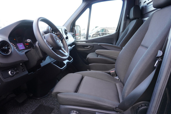 Mercedes-Benz Sprinter 317 CDI 170pk L3H2 RWD 3500kg Automaat Trekhaak met oprijschans/ NR. V094 | Omvormer  /Elekr.Dakventilator / Geveerde stoel