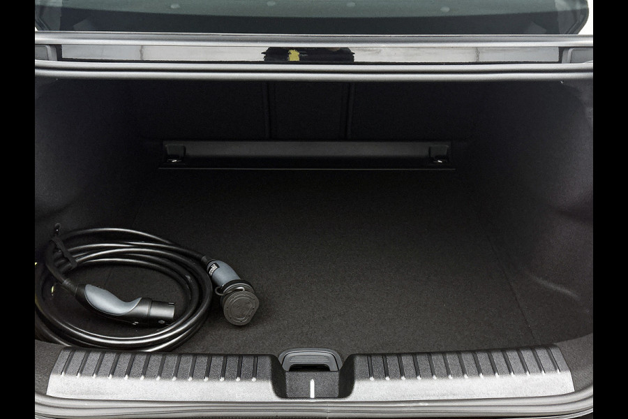 Mercedes-Benz C-Klasse 400 4MATIC Business Solution Luxury 94 kWh | Plus pakket | Parkeerpakket | Vast panoramadak | 19” multispaaks lichtmetalen velgen | URBAN GUARD |