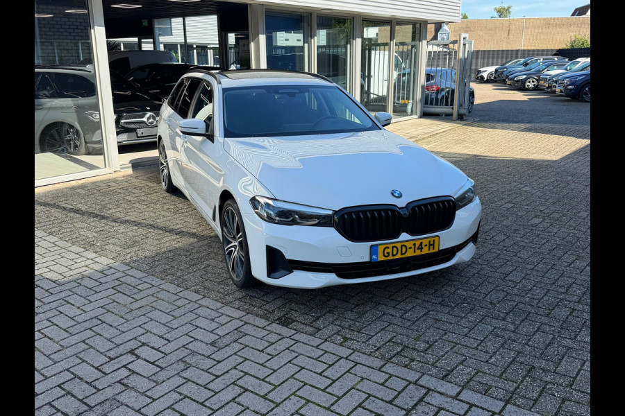 BMW 5 Serie Touring 530e xDrive Executive / Navi / Climate / Camera / Panormadak / Leder / 20"breedset