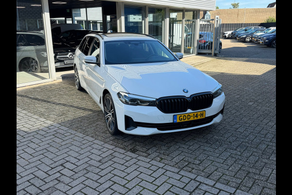 BMW 5 Serie Touring 530e xDrive Executive / Navi / Climate / Camera / Panormadak / Leder / 20"breedset