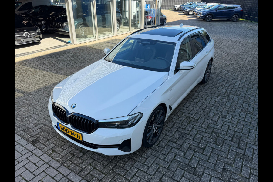 BMW 5 Serie Touring 530e xDrive Executive / Navi / Climate / Camera / Panormadak / Leder / 20"breedset