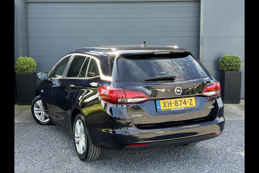 Opel Astra Sports Tourer 1.4 Turbo Online Edition ✓150pk✓2e Eigenaar✓Camera✓Carplay✓Navi✓Pdc V+A✓Stoelverw✓Stuurverw✓Clima✓Cruise✓Lm velgen✓6 Bak✓Comfortstoelen✓Dealer Onderhouden✓N.A.P✓Bj 12-2018✓Apk tot 01-2027