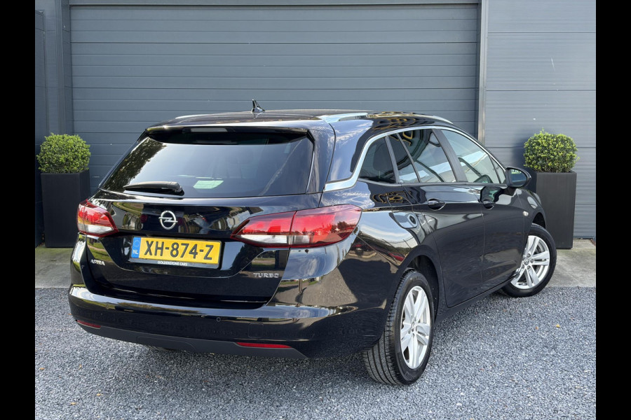 Opel Astra Sports Tourer 1.4 Turbo Online Edition ✓150pk✓2e Eigenaar✓Camera✓Carplay✓Navi✓Pdc V+A✓Stoelverw✓Stuurverw✓Clima✓Cruise✓Lm velgen✓6 Bak✓Comfortstoelen✓Dealer Onderhouden✓N.A.P✓Bj 12-2018✓Apk tot 01-2027