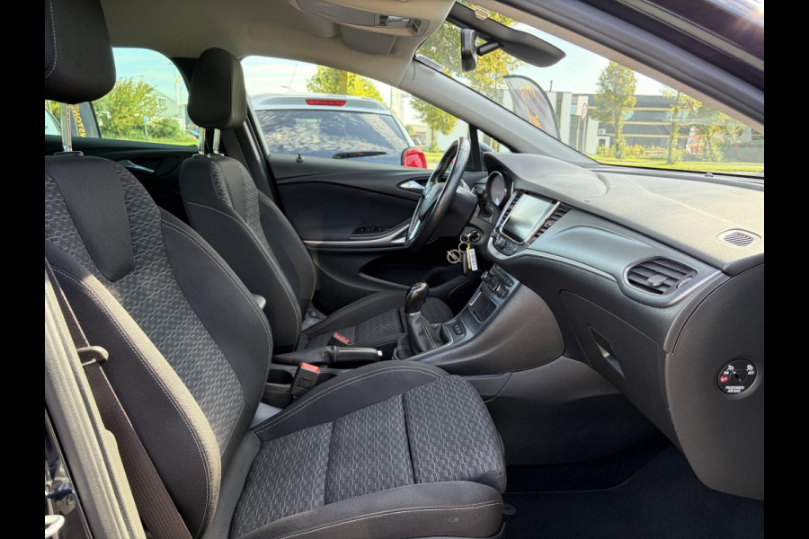 Opel Astra Sports Tourer 1.4 Turbo Online Edition ✓150pk✓2e Eigenaar✓Camera✓Carplay✓Navi✓Pdc V+A✓Stoelverw✓Stuurverw✓Clima✓Cruise✓Lm velgen✓6 Bak✓Comfortstoelen✓Dealer Onderhouden✓N.A.P✓Bj 12-2018✓Apk tot 01-2027