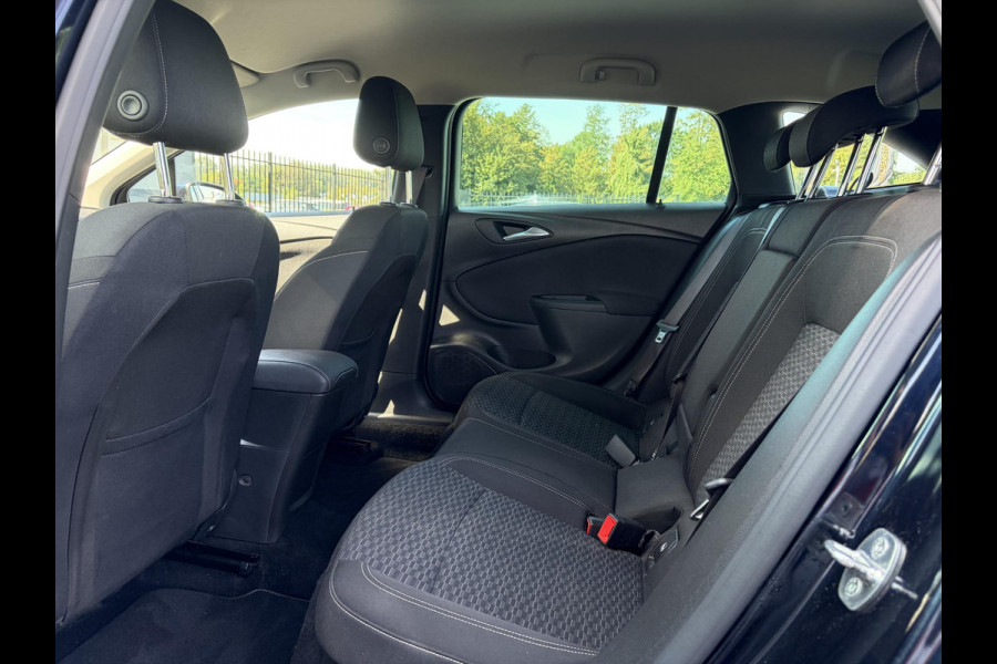 Opel Astra Sports Tourer 1.4 Turbo Online Edition ✓150pk✓2e Eigenaar✓Camera✓Carplay✓Navi✓Pdc V+A✓Stoelverw✓Stuurverw✓Clima✓Cruise✓Lm velgen✓6 Bak✓Comfortstoelen✓Dealer Onderhouden✓N.A.P✓Bj 12-2018✓Apk tot 01-2027